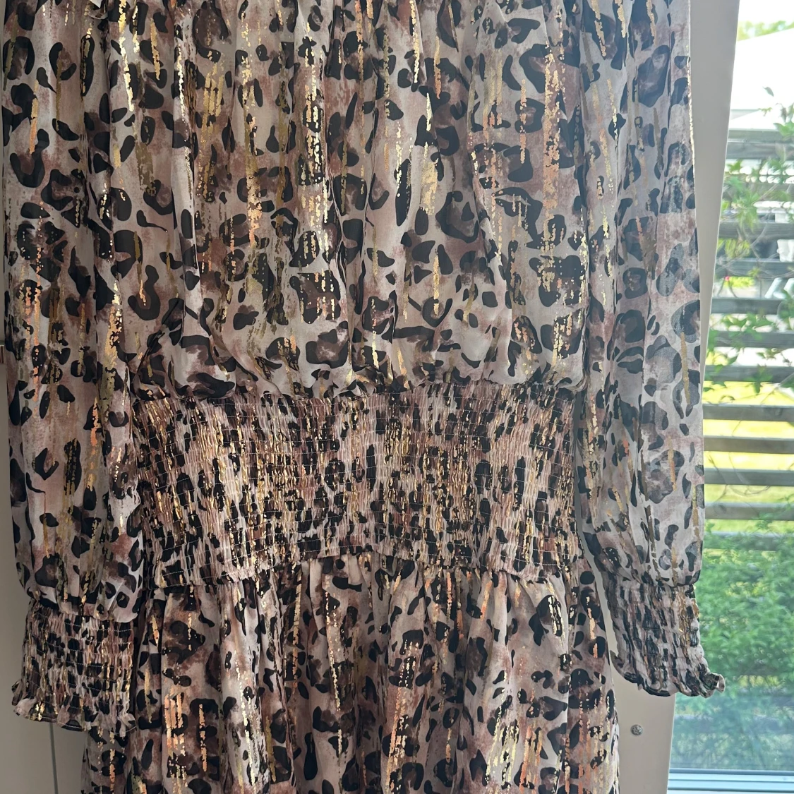 Leopardmönstrad klänning med guldiga detaljer