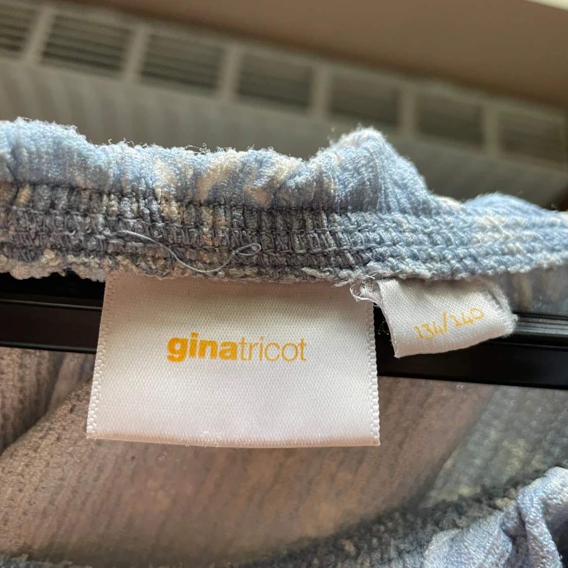 Ljusblå blommig kortklänning från Gina Tricot - 2