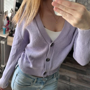 Stickad kofta - Lila stickad kofta mycket bra skick, perfekt till sommaren😇