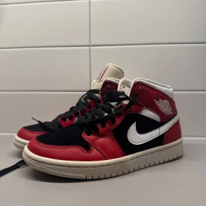 Nike Air Jordan 1 Mid röd/svart/vit - Säljer mina Nike Jordan då dom ej kommer till användning. använda få tillfällen. Väldigt bra kvalité.  Storlek 38.  Inköpta för 1749kr