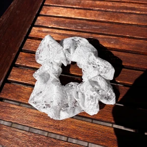 Vit scrunchie i spets - Säljer en söt vit scrunchie i spetsmaterial. Nu med prislappen kvar. 