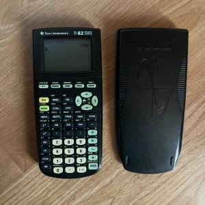 Texas Instruments grafräknare TI-82 Stats - En avancerad grafritande miniräknare från Texas Instruments, perfekt för matematik, statistik och naturvetenskapliga ämnen. Passar dig som pluggar på gymnasiet eller universitet och vill ha ett kraftfullt verktyg för beräkningar och grafer. Batterier medföljer. 