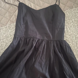 Svart klänning med smala axelband - Svart mini klänning i nyskick, prislapp kvar💕 