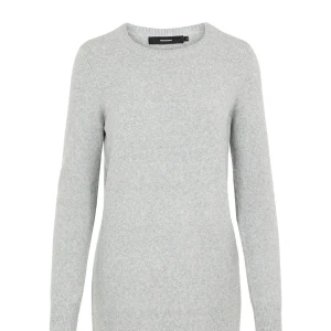 Ljusgrå stickad klänning från Vero Moda - Supermjuk och enkel ljusgrå stickad klänning från Vero Moda. Rak passform med rund halsringning och långa ärmar. Perfekt för en chill och stilren look. Materialet är mjukt och känns skönt mot huden. Nypris 450kr