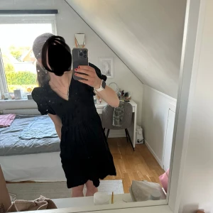 Svart kortklänning - Säljer en svart kortklänning perfekt till sommaren.🥰