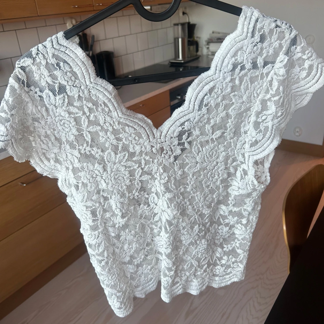 Vit spetsblus med v-ringning - 2