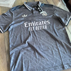 Real Madrid tredjetröja - Helt NY och priset kan diskuteras. Finns M och S.