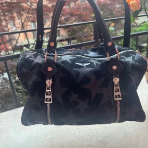 Stor svart väska med stjärnmönster från Zadig & Voltaire M/L  - Nu säljer jag min supersnygga Zadig och Voltaire väska💕perfekt skolväska och ryms med dator samt mappar💕nypris ca 5600kr🌸väskan är i bra skick och säljs inte längre💕priset går att diskutera