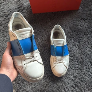 Valentino Open  - Säljer ett par blå valentino opens använda ett tag. Skick 8/10 priset ej hugget i sten 