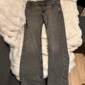 Grå Levi's 511 jeans - Säljer ett par grå Levi's 511 jeans med klassisk femficksdesign och raka ben. Jeansen är i denim och har en snygg tvättad look. Passar perfekt till dig som gillar en tidlös stil med lite edge.