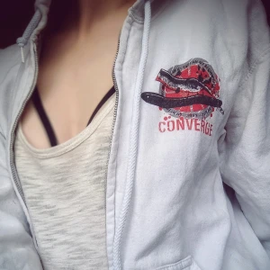 Converge munkis med fett tryck på ryggen - En vit hoodie med bandet converge med ett sjukt snyggt tryck på hela ryggen I stl. S. Köpt för en herrans massa år sedan på en av deras många spelningar. Knappt använd pågrund av att jag inte borde äga vita kläder över huvudtaget. 🤪🤣 