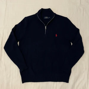 Ralph Lauren Quarter Zip - Ralph Lauren Quarter Zip✨Storlek: M(Liten i storlek, kom PM för mått)✨Skick: Mycket bra✨Färg: Mörkblå