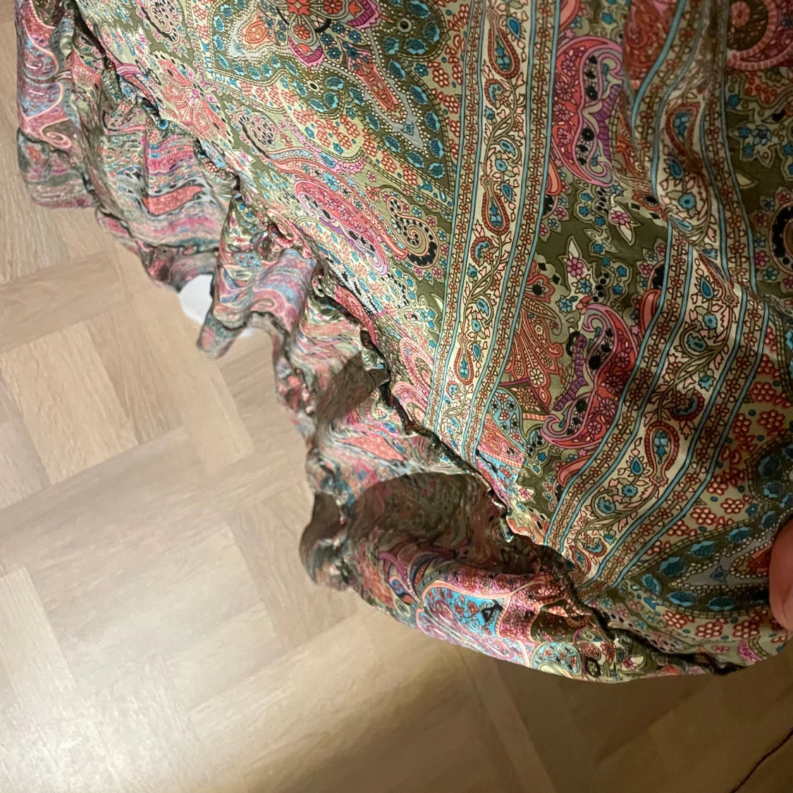 Mönstrad långklänning med volang och öppen rygg - 2