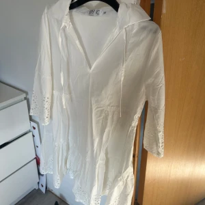 Vit klänning - Säljer denna oanvända ”Skjort” klänning ifrån BYIC som aldrig är använd! Nypris 999kr
