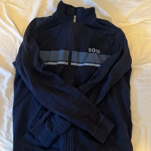 Boss tröja  - Tja! Säljer denna feta hoddie/tröja i storlek S. Skickat är användnings bart, kan finnas defekter men inget som direkt syns. Jag är 179 cm och väger 65 kg och sitter perfekt. Tveka inte att höra av dig om du har frågor eller vill ha fler bilder!