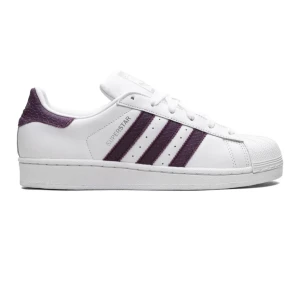Adidas Superstar med lila detaljer - Säljer ett par Adidas Superstar sneakers i vitt skinn med lila/vinröda ränder, Skorna har inte använts av mig, köpte från Sellpy i bra skick men var för små för mig tyvärr, kan gå ner i pris :)