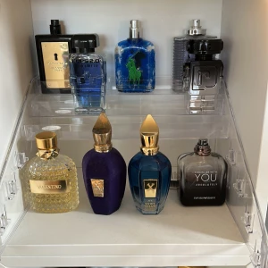 Blandade exklusiva parfymer från Valentino, Xerjoff, Paco Rabanne m.fl. - Säljer ett urval av lyxiga parfymer och förpackningar från märken som Valentino, Xerjoff, Paco Rabanne, Emporio Armani, Ralph Lauren och fler. Flakonger i glas och metall, flera med unika former och detaljer. Perfekt för dig som vill ha något extra i parfymhyllan.