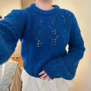 Blå Ganni-liknande stickad tröja - Blå Ganni-liknande stickad tröja från Dilvin Knit. Jättefin koboltblå färg & fint skick. Storlek framgår inte men uppskattas till 38, jag på bilden har normalt storlek 38 💙