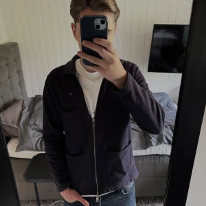 Overshirt  - Hej! Säljer en fet overshirt tröja från Riley! Fin i skicket och riktigt fet! Jag på bilden är 182 och sitter lite smått på mig! Hör av er vid frågor