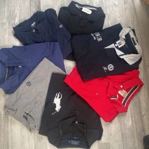 Pikéer  - 7 stycken fin fina pikéer från diverse klädmärken dem är mellan storlek S-M. Blir du intresserad eller vill veta mer så är det bara att höra av sig. Pris diskuteras med mig!