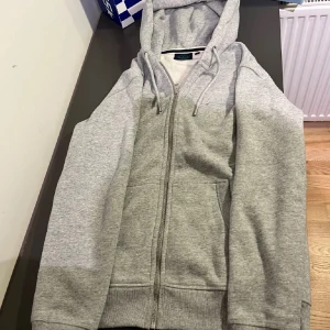 Superdry Hoodie  - Hej! Jag säljer en oanvänd Superdry Hoodie i storlek M. Passar någon mellan 185-175 och 65-75 kg😇😇😇. Nypris 1200 kr