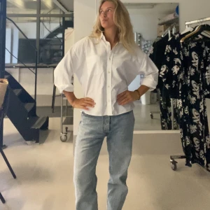 Ljusblå raka jeans - Säljer dessa djerf avenue jeans med relaxed passform och normal midja. De har fem fickor och knappgylf. Tyget är mjukt och ganska tunt. Jeansen är i mycket bra skick. Innerben längden passar mig bra som är 165cm, där tyget samlas vid skorna och ger en relaxed look. Jeansen har en boyfriend-passform.