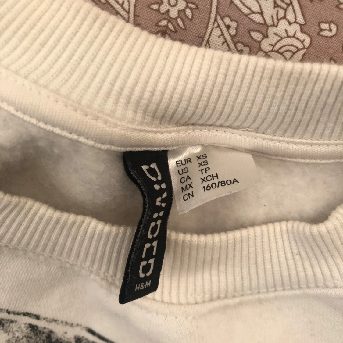 Vit och svart hoodie med tryck - 2