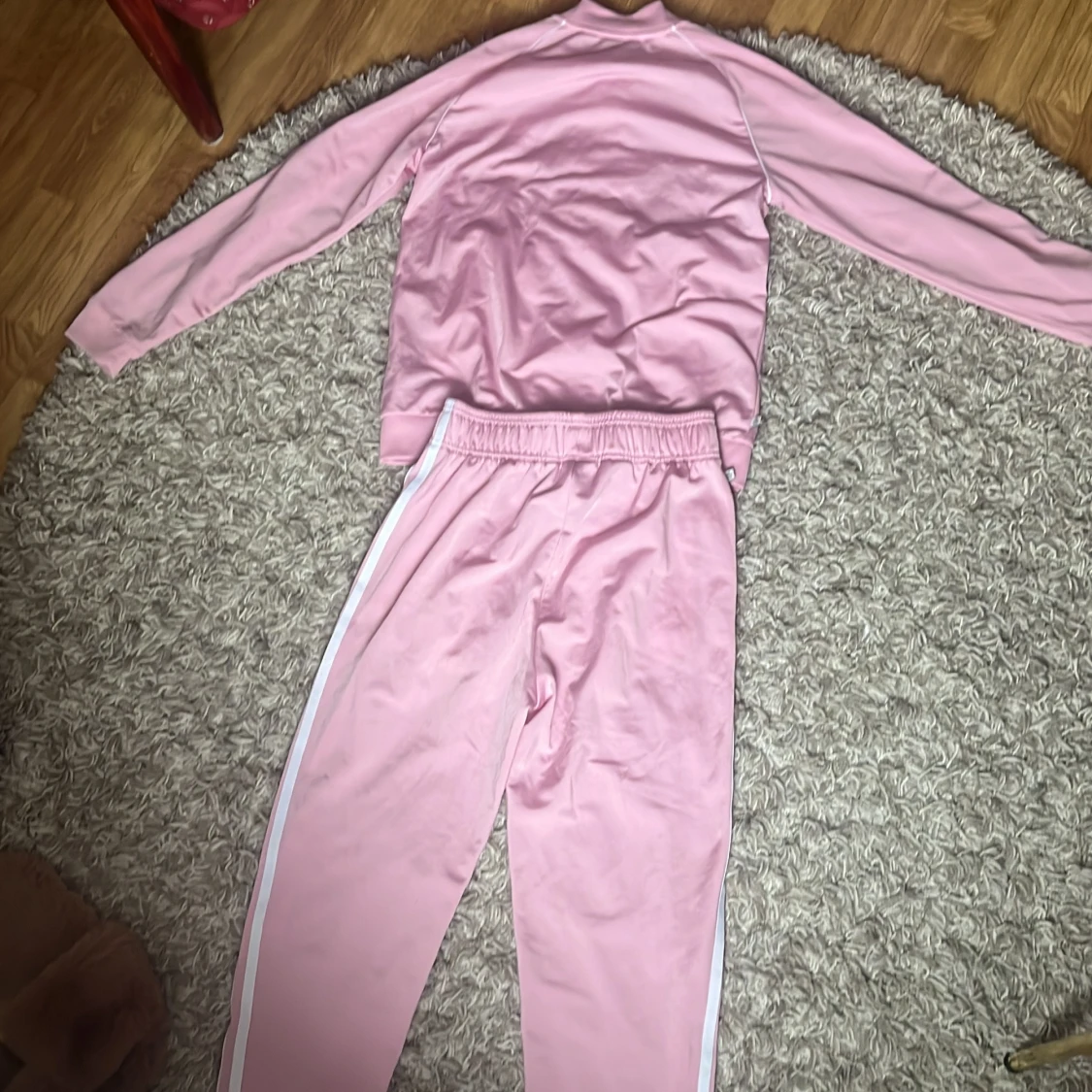 Rosa Adidas träningsbyxor med vita ränder och en matchande tröja till - 1