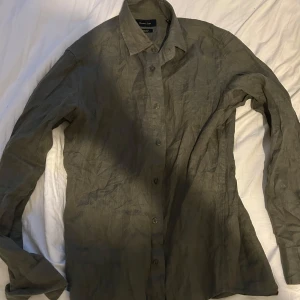 Linneskjorta  - Linneskjorta i oliv från Massimo dutti i storlek s, top skick.