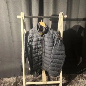 Parajumper Jacka - Parajumper Jacka Storlek: Y/M (Youth M) Skick: 8/10 Färg: Marin Blå Hör av er vid fler frågor eller funderingar!✌️😁//Hugo