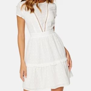 Vit kortklänning  - Söt vit kortklänning perfekt inför student och sommar!