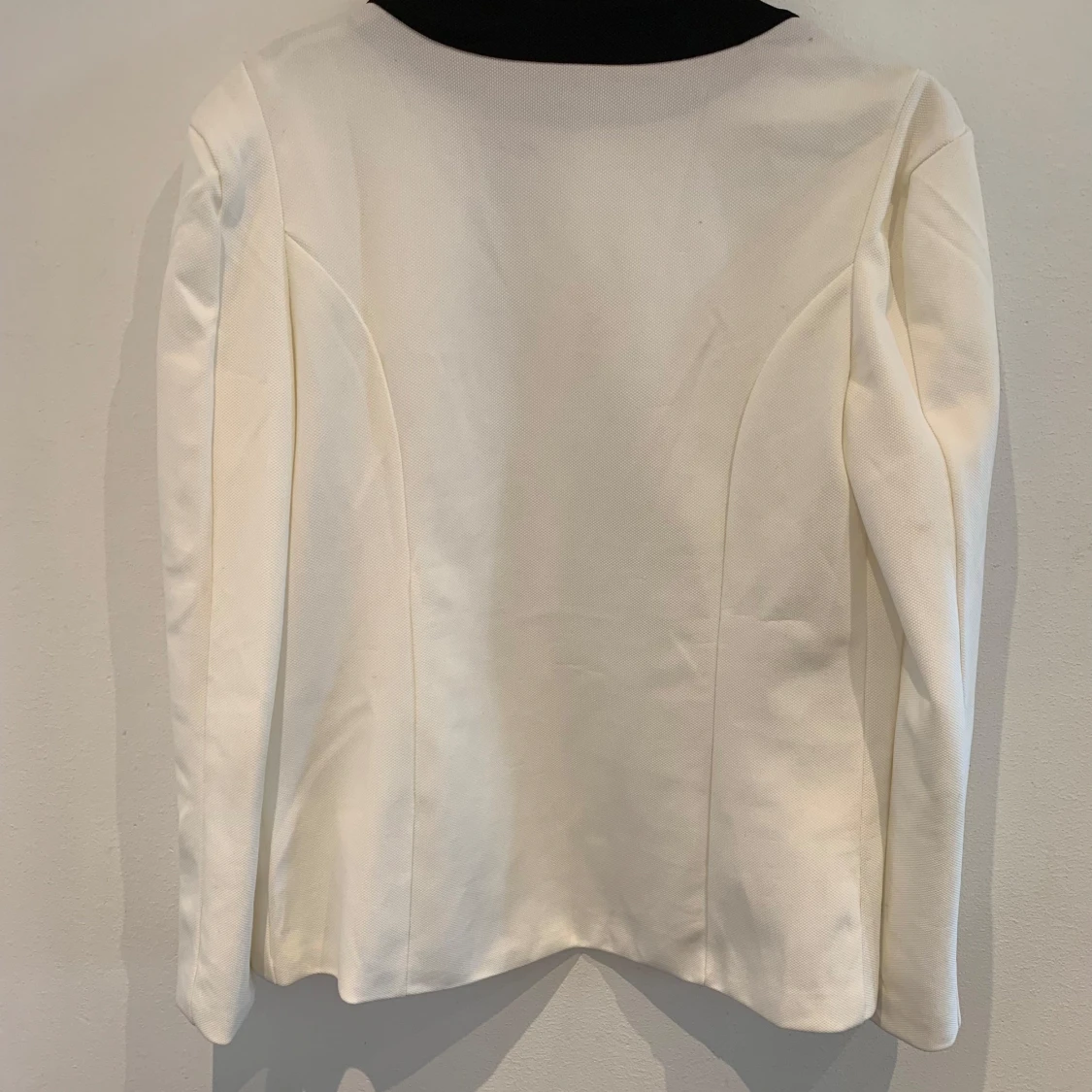 Vit kavaj med svarta detaljer - 2