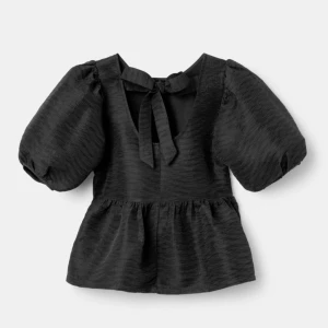 Svart blus med puffärmar och rosett - Trendig svart blus med voluminösa puffärmar och v-ringning. Blusen har en snygg rosettdetalj i nacken och en lätt utsvängd nederdel. Perfekt för dig som vill sticka ut med en cool och elegant look.