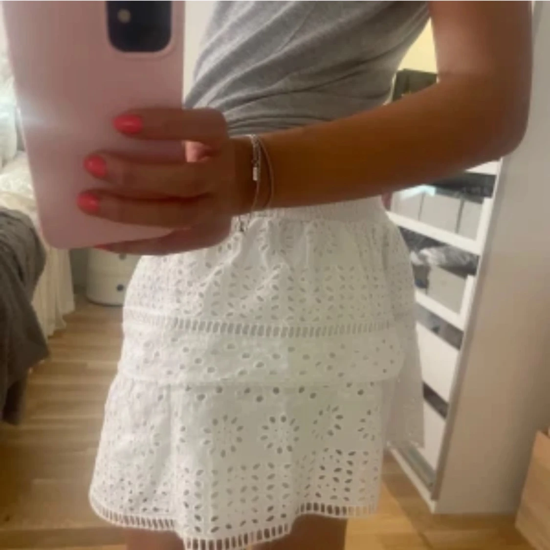 Vit broderad kortkjol med volang - 2