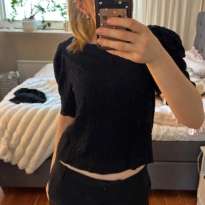 Svart topp med puffiga ärmar - Superfin och knappt använd topp från Zara 💞