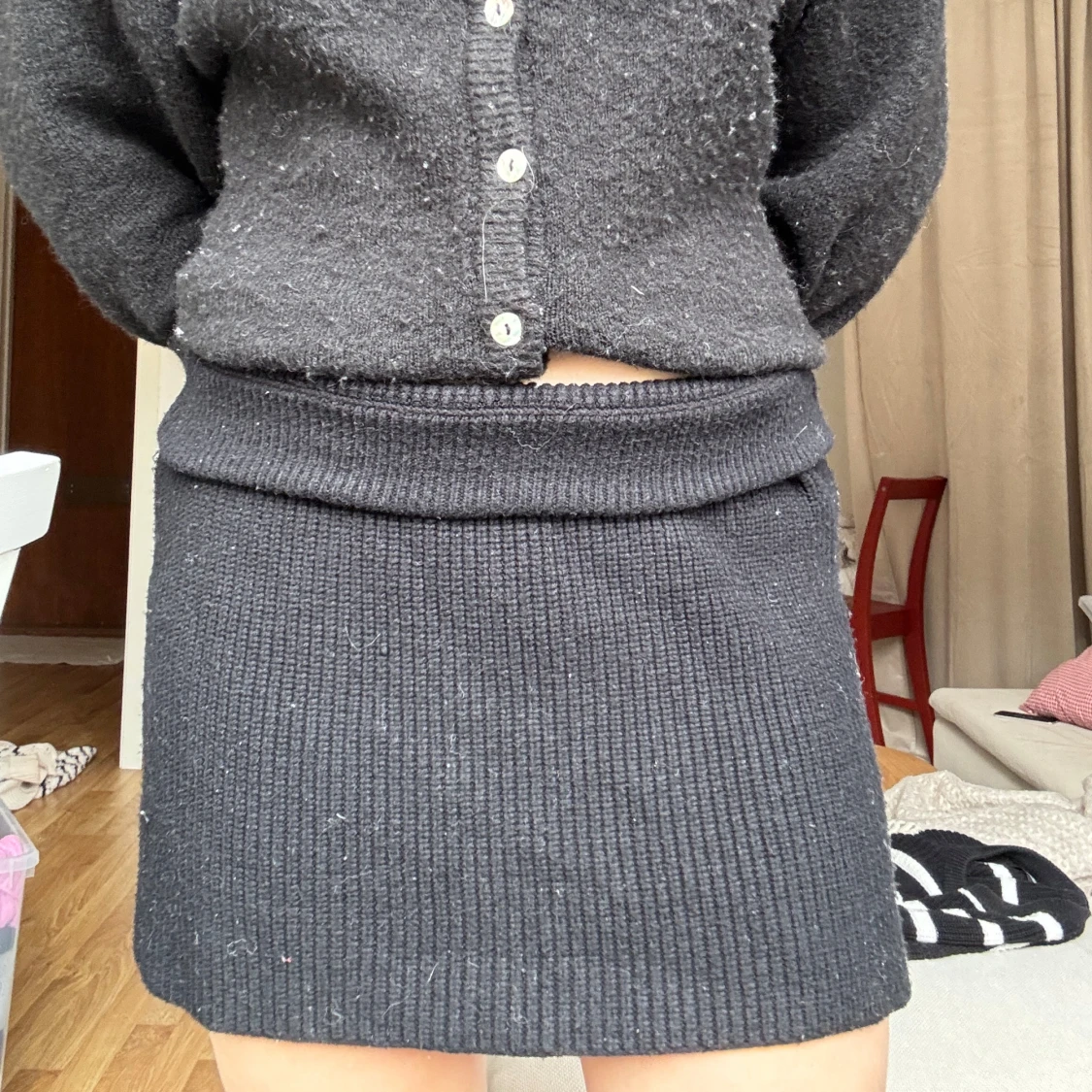 Svart stickad minikjol