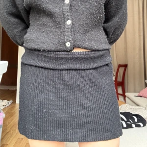 Svart stickad minikjol - Svart stickad minikjol från Zara, viker över kanten för att den ska bli lite kortare💗