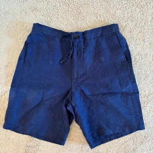 Mörkblå linneshorts från These Glory Days - Snygga mörkblå shorts i linne från These Glory Days. Sparsamt använda och i superfint skick🌟 priset kan diskuteras