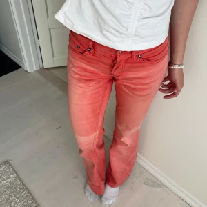 Rosa lågmidjade bootcut jeans - Intressekoll på dessa så snygga lågmidjade rosa bootcut jeans från last girl! I strl XS men skulle säga att det är som en 25/32. Passar mig som är 165. Knappen som va högst upp har gått sönder så har ersatt den med en ny knapp! Inga defekter!