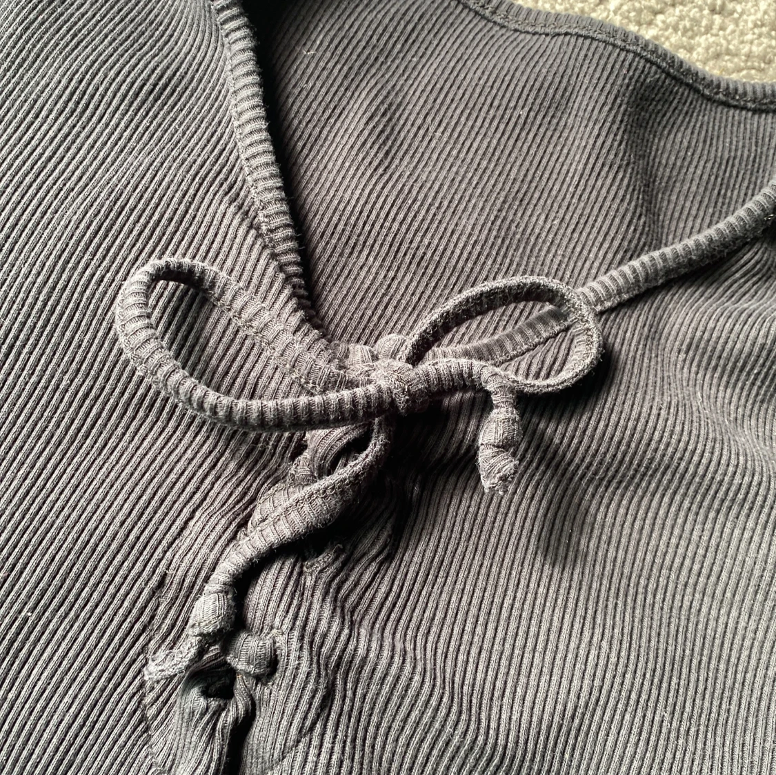 Svart ribbad kortärmad med knyt från The Black Label Collection - 3