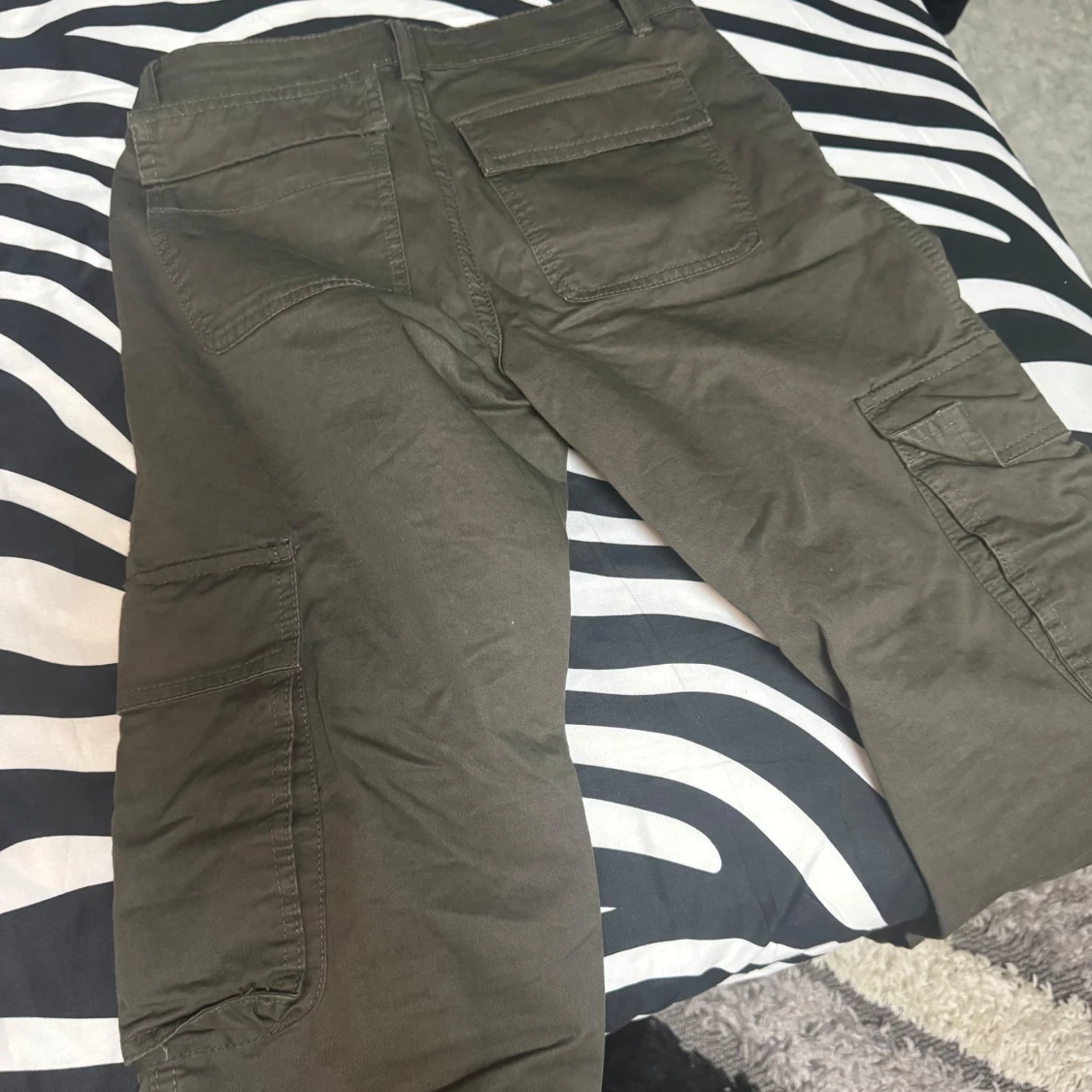 Olivgröna cargopants med raka ben - 4