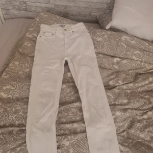 Vita jeansbyxor från 157 - Säljer ett par vita jeansbyxor från 157 i storlek S. Klassisk femficksmodell med knapp och dragkedja framtill. Byxorna har raka ben och normal passform, perfekta till många olika outfits.
