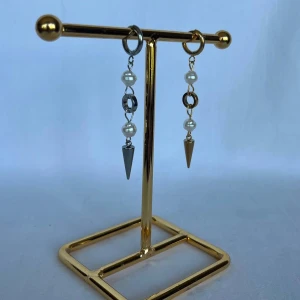 Örhängen  - Finns i guld och silver. Köp för 119kr/st Eller 189kr/ paret. Modell 157 Smyckes ställningen finns även att köpa för 299kr!