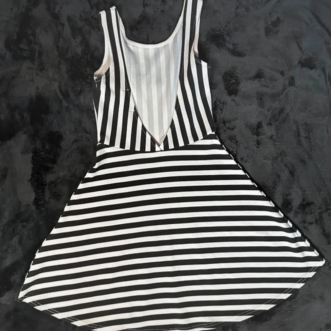 Randig sommarklänning från Sisters Point – figursmickrande retrostil med djup rygg Stl 36 / Small  - 3