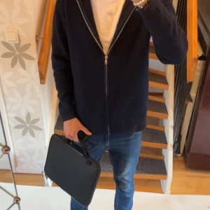Märkblå hel zip  - Denna zip från kids brand store är galet fräsch! Jag har använt den och älskat den, tar emot att sälja den. Den passar perfekt för dig som är 170-180 och jag säljer den för att jag har fått en liknande. Nypris 549! Kom privat med fler frågor!