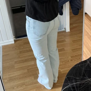Mid waist straight jeans - Jättesnygga jeans från Bik Bok som inte används längre! Jättefint skick, förutom en liten ljus fläck på ena låret som knappt syns (bild 3)💕