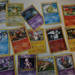 Samling Pokémonkort med blandade karaktärer - Säljer en samling Pokémonkort med blandade karaktärer som Mewtwo, Raichu, Magmortar, Plusle, Reshiram, Piplup, Gothita, Linoone, Spoink, Machop, Dedenne, Politoed och fler. Färgglada kort med olika motiv och energityper. Perfekt för samlare eller Pokémonfans och en mewtwo trading card game pärm!