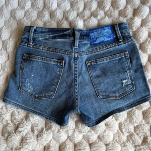 Lågmidjade shorts från crocker - Tyvärr för små för mig. Midjemått (rakt över): 33cm men går att stretcha. Öppning i låren: 23cm. Grenhöjd: 18cm