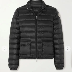 Svart dunjacka från Moncler - Säljer en svart dunjacka från Moncler med klassisk quiltad design . Jackan har dragkedja framtill, två fickor med lock och resår vid ärmslut och midja. Perfekt för våren och stilren look.💕💕skriv för egna bilder