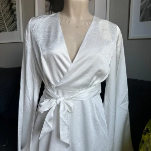 Adoore student  - Vit alexandria asymmetric dress från adoore. Helt oanvänd och prislapp sitter kvar. Nypris 1395kr. Skulle haft den till student men valde en annan. Rökfritt och djurfritt hem. 